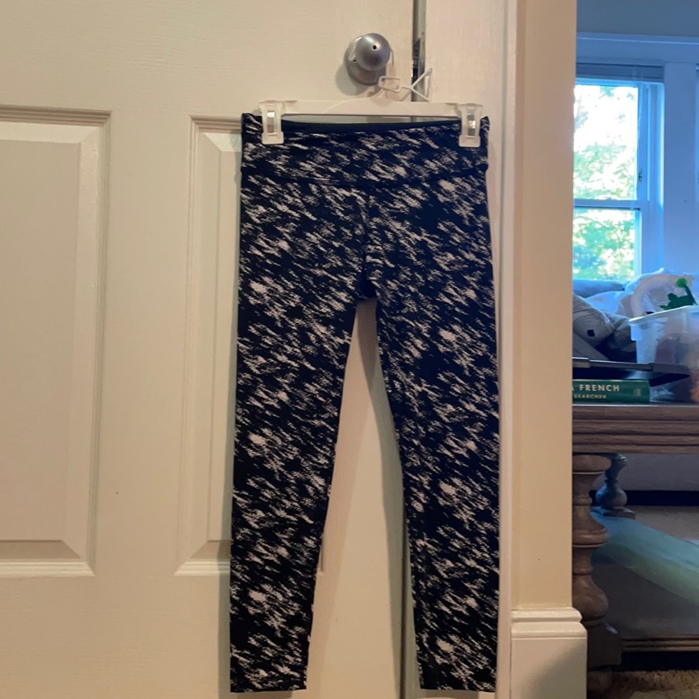 Beyond yoga patterned cropped leggings